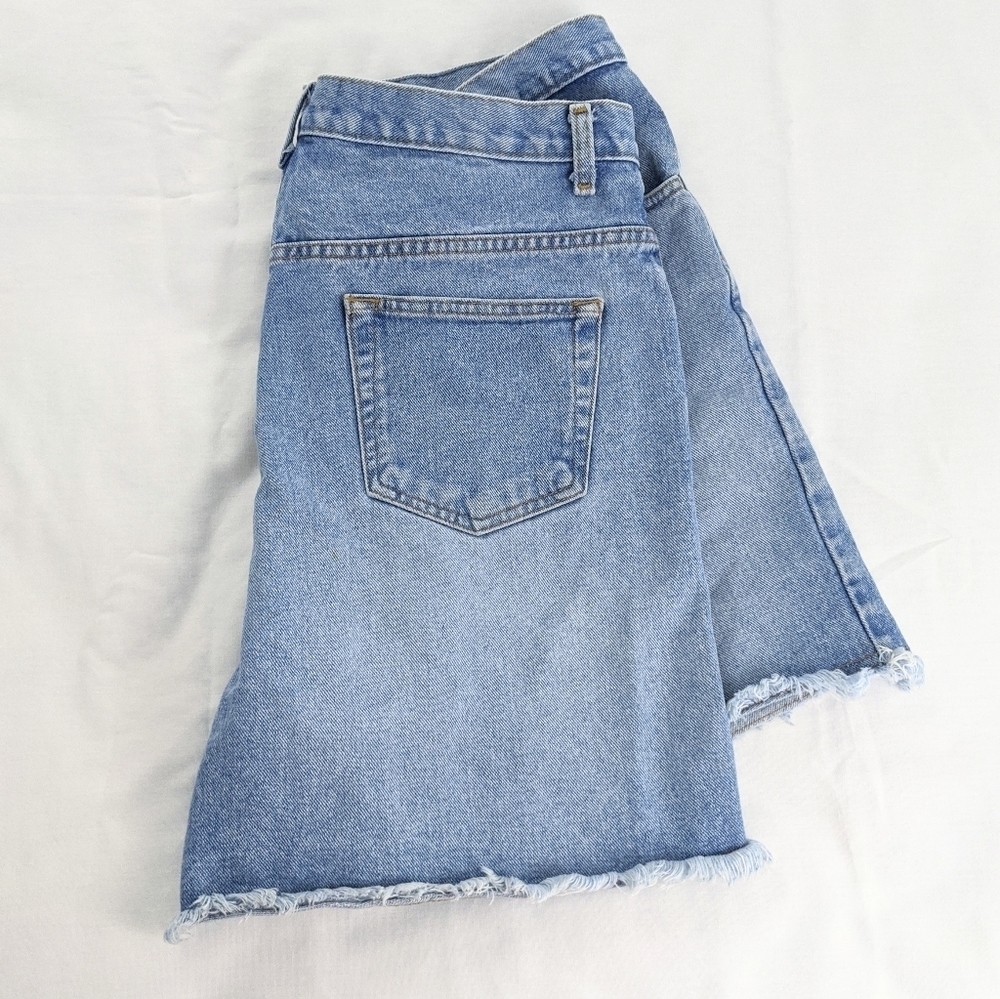 VTG Light Wash Blue Denim Ultra High Waist Raw Hem Mom Shorts Long Length Jorts